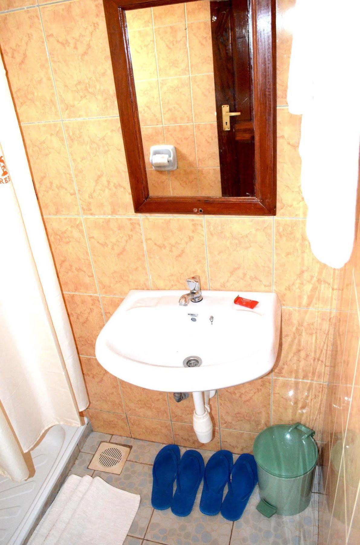 Areba Hotell Entebbe Exteriör bild